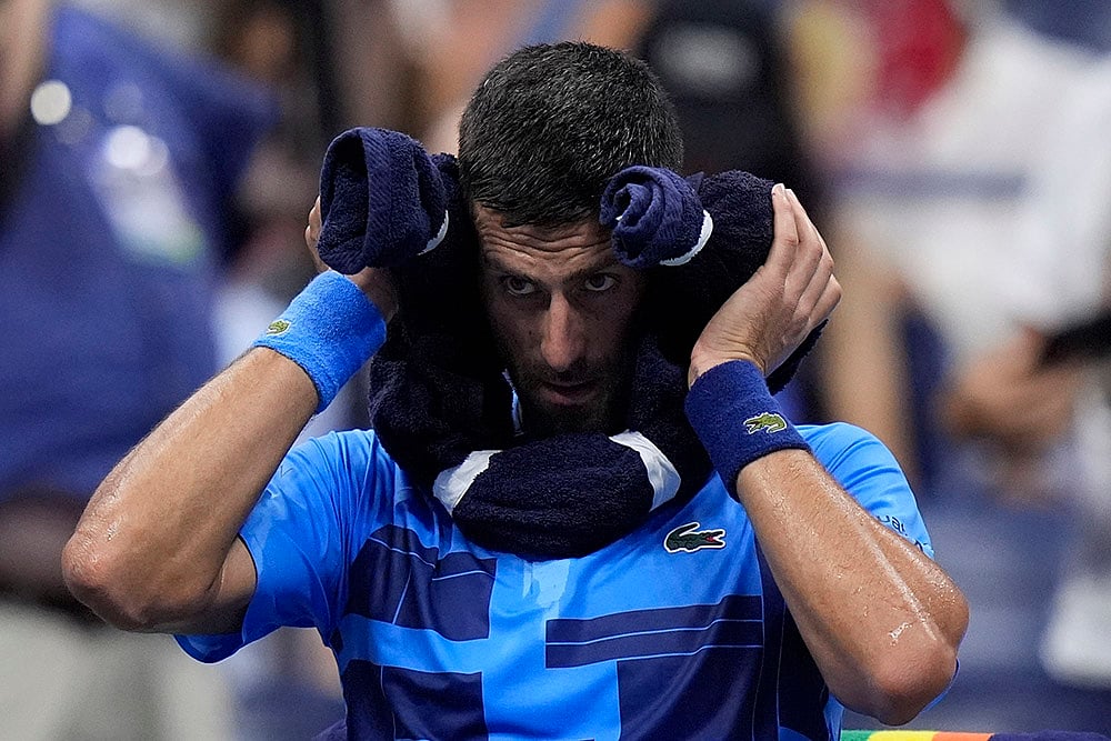 | Photo: AP/Frank Franklin II : US Open 2024: Novak Djokovic, of Serbia, puts a towel around his neck during a second round match against Laslo Djere